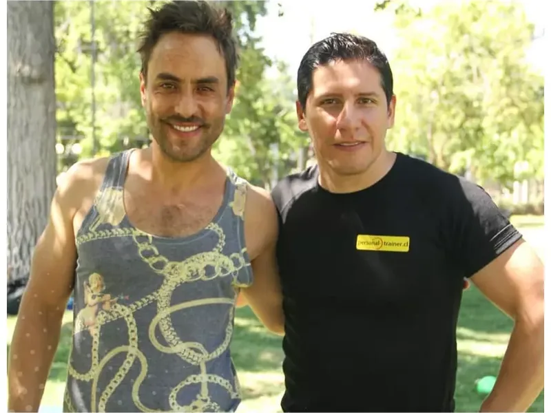 Álvaro Gómez junto a su entrenador de Personal-Trainer.cl en un parque de Santiago