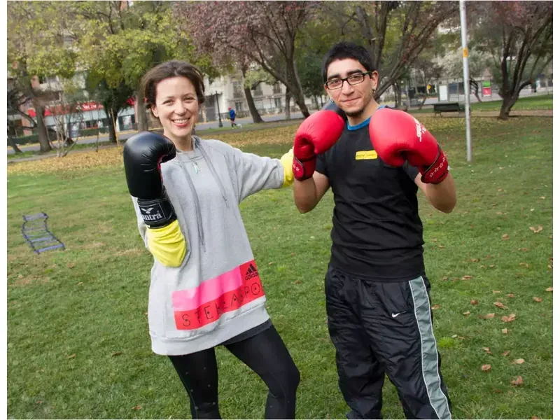 Francisca Casas entrenando boxeo al aire libre con su personal trainer en Providencia